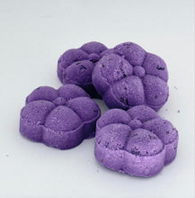 Load image into Gallery viewer, four purple lavender shower steamers on white background