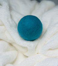 Load image into Gallery viewer, All-natural organic fabric softener made from 100% premium New Zealand wool. Sustainable Ecofriendly Green natural home goods PÜR Evergreen zero waste Mrs Meyers Method Forces of Nature 