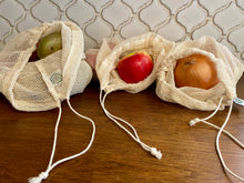 Load image into Gallery viewer, Natural organic cotton produce bags 10x12  pack of three natural for your home PÜR Evergreen 3 pack of organic cotton produce bags PÜR Evergreen for fruit and veggies 10x12 medium size natural products for your home Produce bag earth shopping Sustainable Ecofriendly Green natural home goods PÜR Evergreen zero waste Mrs Meyers Method Forces of Nature strong lightweight stretchy flexible handbag friendly reusable washable Cotton biodegradable